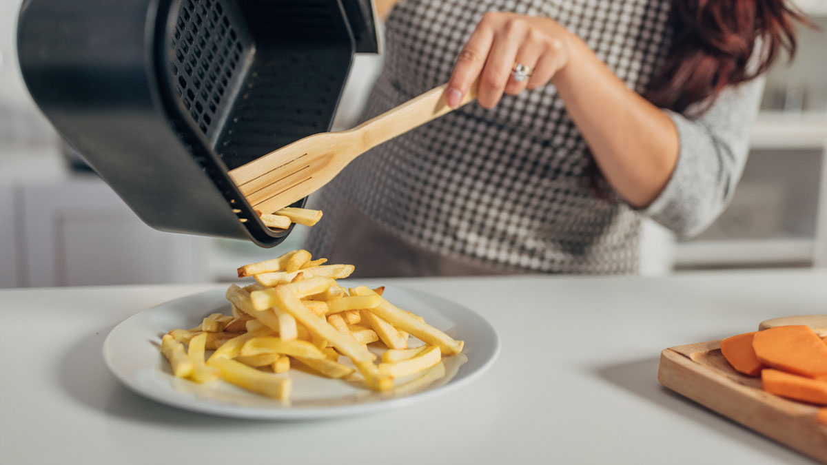 frites sortant de l'airfryer
